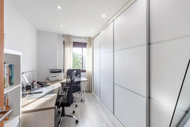Amplia casa de 182 m2 con patio, gran sótano y a menos de 5 minutos del metro — 25