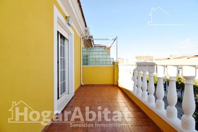 ADOSADO CON 3 TERRAZAS, BALCÓN, PISCINA Y GARAJE — 7