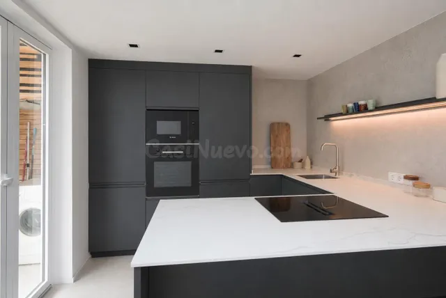Elegante ático recientemente renovado con vistas al mar en S - foto 5