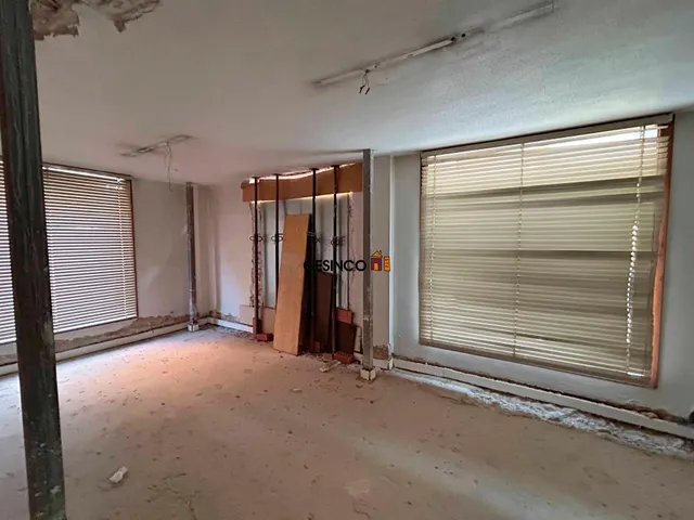 LOCAL COMERCIAL CÉNTRICO CON OCHO ESCAPARATES — 6