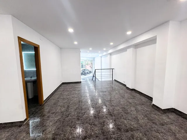 Local comercial en venta, versátil, muy luminoso y listo par - foto 3