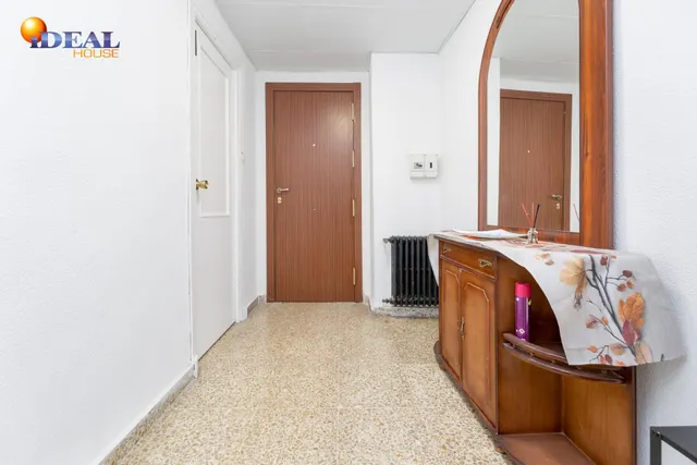 Venta de piso de 4 dormitorios y 2 baños en Granada (Zona Centro) — 10