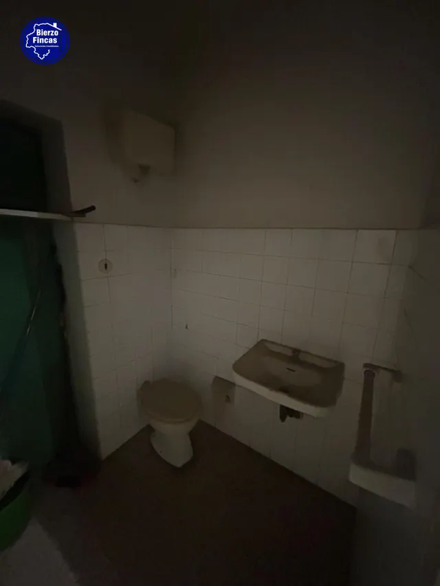 Se vende local en zona alta de Ponferrada — 9