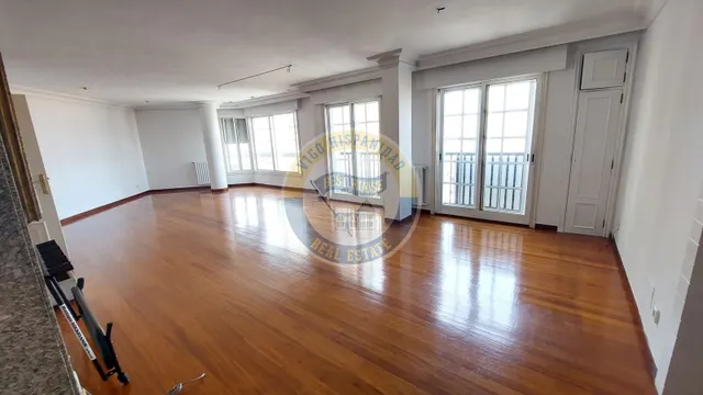 PISAZO DE LUJO CON GARAJE EN ROSALÍA DE CASTRO – VIGO — 38