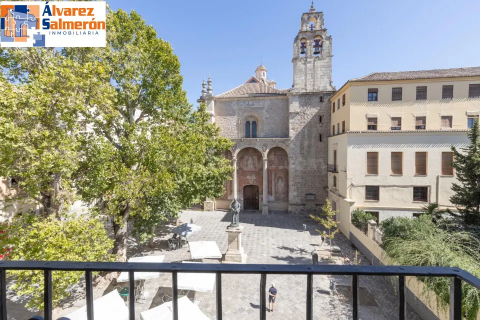 ¡CASA CON ENCANTO Y VISTAS EN PLENA PLAZA DE SANTO DOMINGO... EN EL EMBLEMÁTICO BARRIO DEL REALEJO!