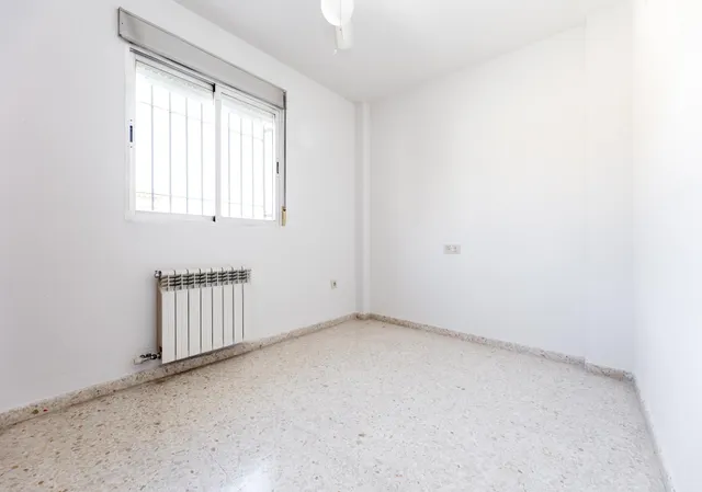 Vive en el corazón de Armilla: 4 dormitorios, patio, terraza y garaje — 14