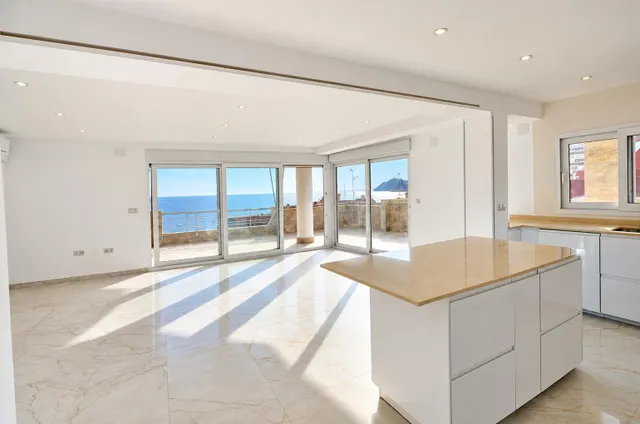 Se vende atico 5 habitaciones  totalmente reformado con vistas al mar  en pleno centro d Benidorm — 12