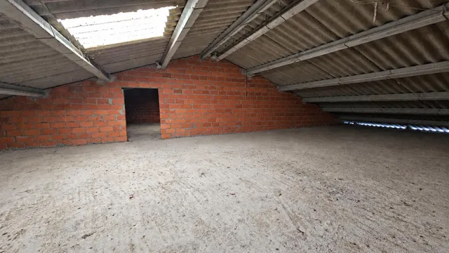 Nave comercial con alojamiento, aparcamiento y parcela en A Gándara — 41
