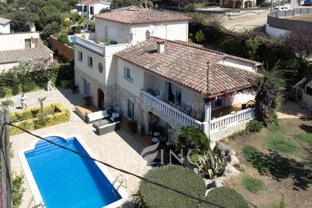 Preciosa y espaciosa villa con piscina y apartamento indepen