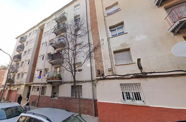 Se vende piso OKUPADO en C/ SANT DAMIA en Terrassa, Barcelon - foto 2