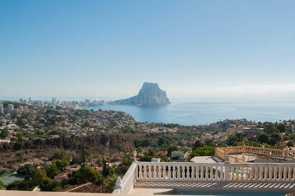 Amplia villa con vistas panorámicas al mar y pista de tenis privada en Calpe