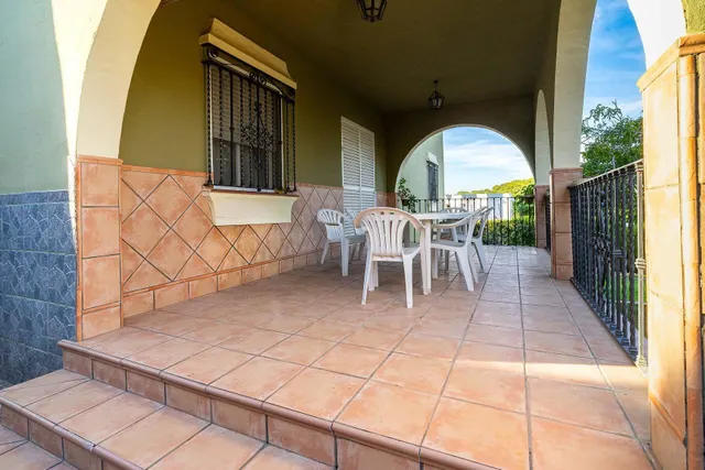 Chalet independiente con piscina privada, amplio jardín y 6 dormitorios en Bollullos de la Mitación — 28
