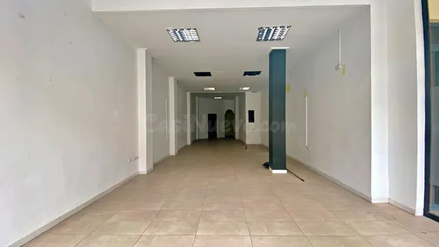 LOCAL CENTRICO Y CON POSIBILIDAD DE CAMBIO DE USO A VIVIENDA - foto 2