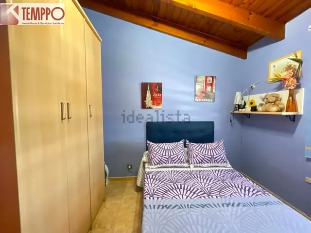 Chalet independiente con piscina privada, 5 dormitorios y placas solares en parcela de 450 m2 — 23