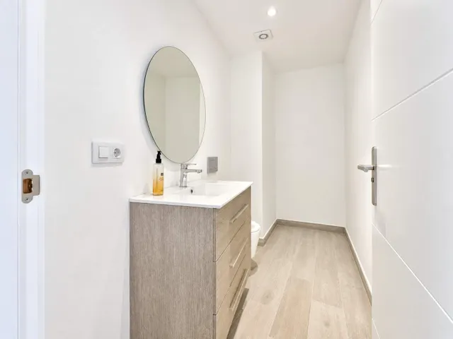 CASA DE DISEÑO A ESTRENAR CON GARAJE EN PILES CONSTRUIDA EN 2024. PISCINA CHILLOUT PRIVADA. — 16