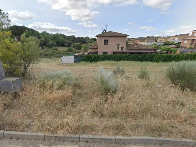 Parcela muy bien situada, zona tranquila rodeada de verde y  - foto 2