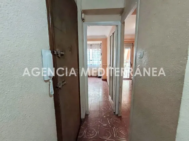 ¡Gran oportunidad de inversión en En Corts! Piso exterior con balcón y muchas posibilidades — 3