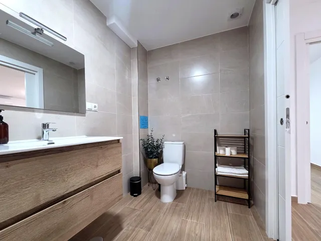 Piso a estrenar de 2 dormitorios con parking, luz y agua incluidas – 1.200 €/mes — 18