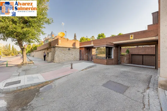 CHALET ADOSADO EN ZONA LA CALETA — 2