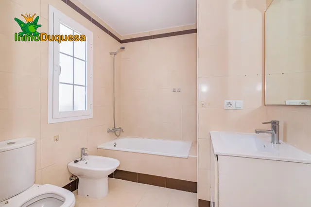 Casa adosada CASI A ESTRENAR en Belicena. Con 4 dormitorios. — 30