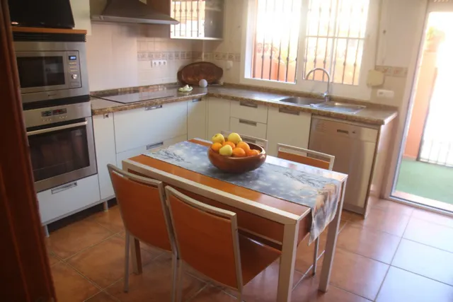 se vende casa adosada en el centro a tan solo 150 metros de la playa — 10