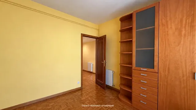 Amplia vivienda de 4 habitaciones con terraza acristalada, chimenea y aparcamiento — 35