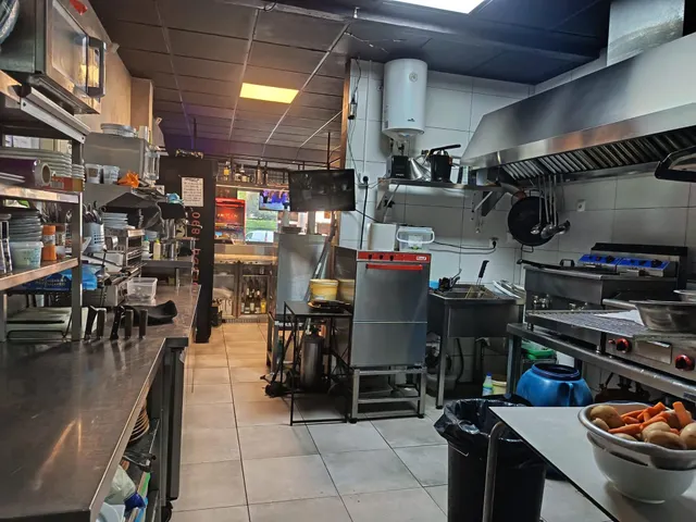 SE ALQUILA Y TRASPASA BAR MONTADO — 17