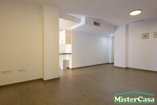 EXCLUSIVA!! Piso 3 dormitorios , 2 baños ,garaje y trastero . Gran patio  y piscina comunitaria . ROTA — 10