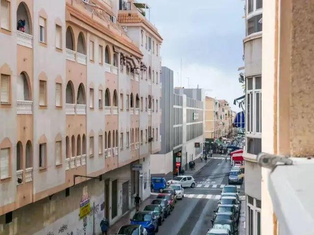 Apartamento con balcón, Alicante, Torrevieja. 2 habitaciones, 51 m2, 700 metros del mar — 6