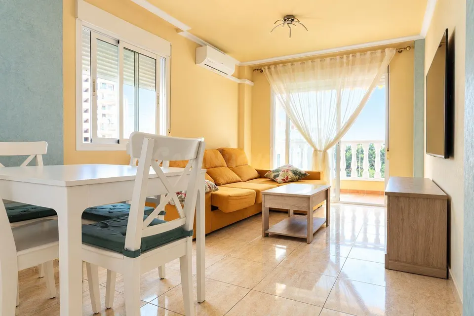 Piso de 2 dormitorios junto al Puerto Deportivo de Guardamar, orientación sur y piscina comunitaria