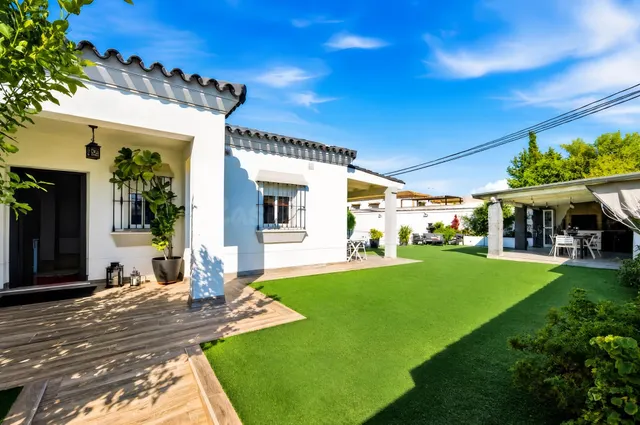Chalet ideal para vivir todo el año, en la entrada de Chiclana. — 3