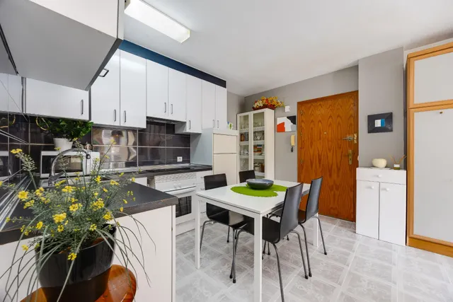 Apartamento semi reformado con orientación sur, vistas laterales al mar y piscina comunitaria. — 15