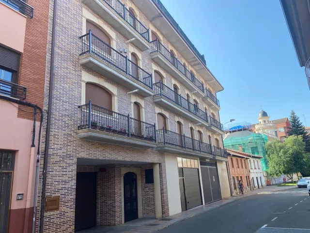 SE VENDE AMPLÍSIMO APARTAMENTO EN VALENCIA DE DON JUAN, COCINA, SALÓN, 2 HAB., 2 BAÑOS, ASCENSOR, TRASTERO Y P. GARAJE. NECESITA REFORMA. — 6