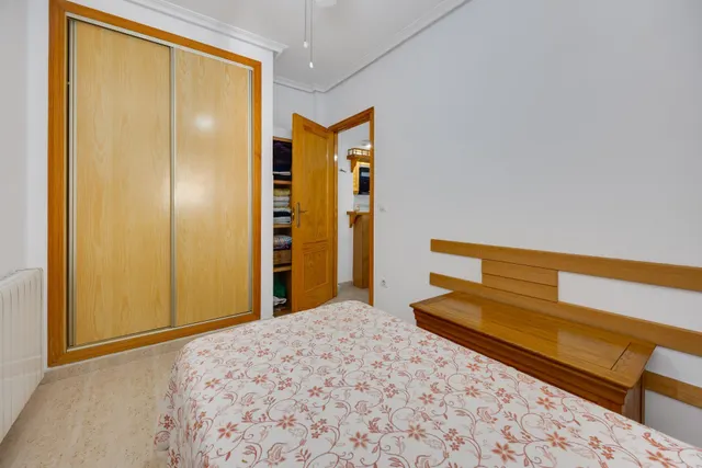 Bungalow de 2 dormitorios y piscina comunitaria en Orihuela Costa — 27