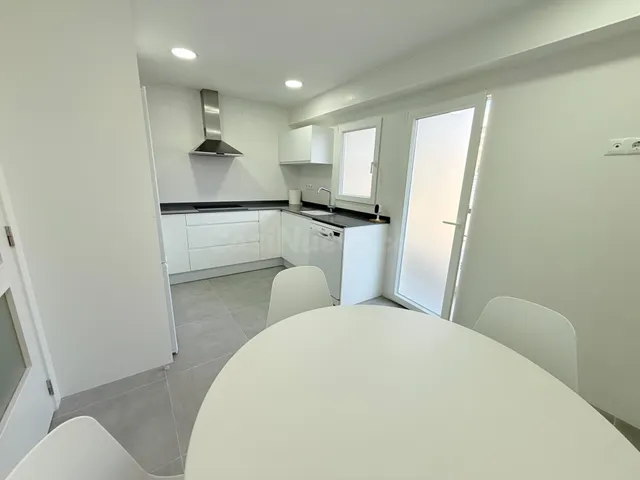 TOTALMENTE REFORMADO A ESTRENARE, PISO EN BUENA ZONA, EXTERI - foto 4