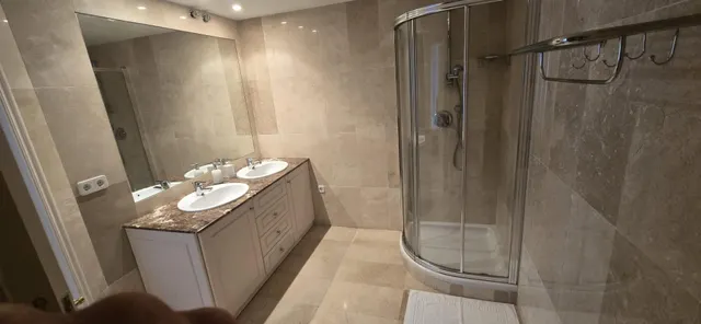 Piso amplio y luminoso de tres dormitorios  en primera línea de playa en Hacienda Beach II-III | CABANILLAS REAL ESTATE — 28