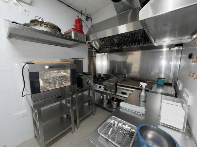 VENTA de DOS LOCALES en ZONA PREMIUM de OCIO  + vivienda de tres dormitorios  ZONA CENTRO PASEO MARITIMO — 32