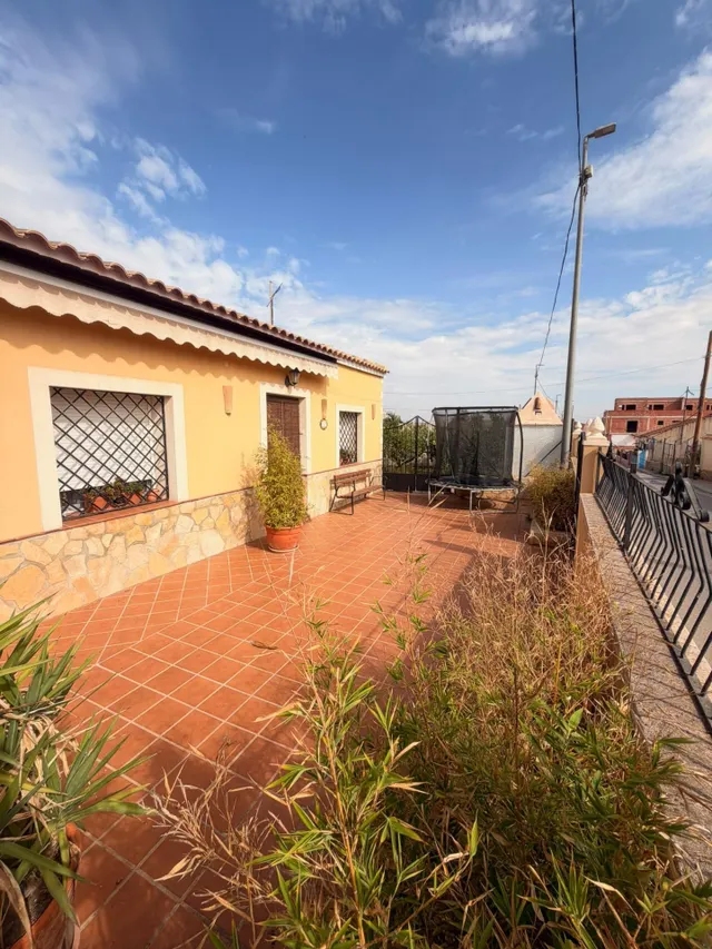Acogedora casa de planta baja con jardín mediterráneo, patio soleado y gran garaje privado en Las Palas — 8