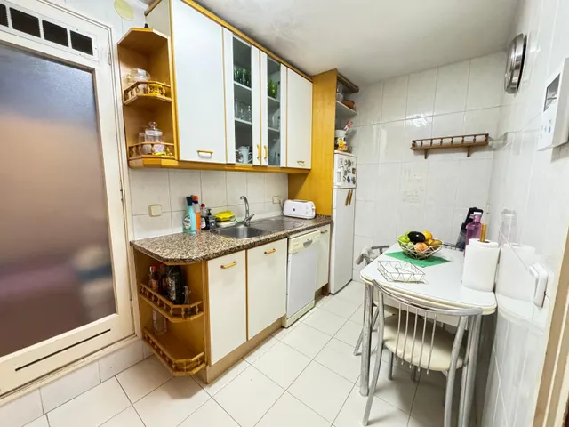 PISO DE 4 habitaciones Y DOS BAÑOS EN LA CALLE CALABRIA CERCA DEL SAGRADO CORAZÓN — 9