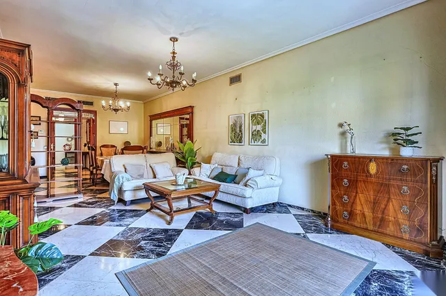 Vivienda señorial de 262 m2 en Ronda de Capuchinos — Casco A