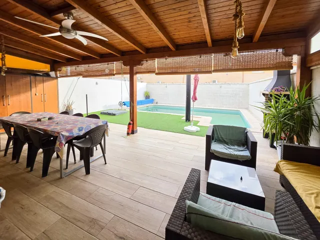 Precioso chalet adosado de 4 dormitorios con piscina privada y garaje en Carranque — 11