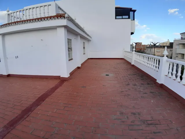 CASA MUY AMPLIA DE 4 DORMITORIOS LISTA PARA ENTRAR A VIVIR ( LAS LAGUNAS) — 48