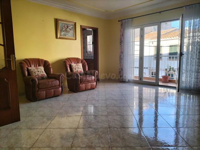 PISO EN PRIMERA PLANTA CON PATIO DE 31 M2 - foto 2