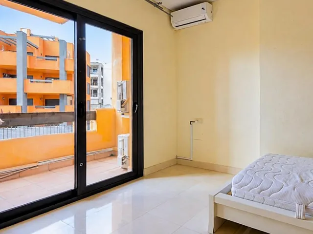 Magnífica y espaciosa casa adosada de 4 plantas (aprox. 176 m2). Varias terrazas y gran zona de piscina comunitaria. Cerca de campos de golf, La Zenia Boulevard, y a poco más de 5 km de las playas. — 15