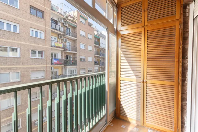 Piso en venta en pleno centro de Granada – Planta alta, garaje y gran potencial de reforma — 33