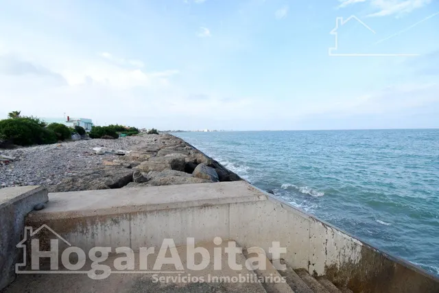 TERRENO URBANO EN PRIMERA LÍNEA JUNTO AL MAR — 43