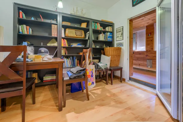 Chalet independiente de una planta con apartamento, piscina y parcela urbana de 2.800 m2 — 24