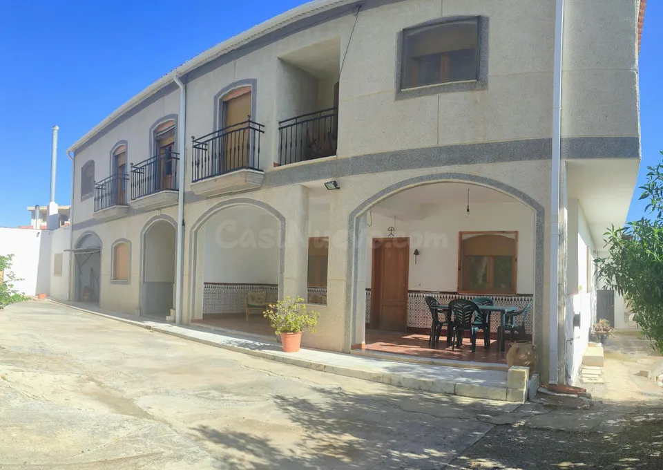 ESPECTACULAR CHALET EN FINES ( ALMERÍA) DE 6 habitaciones Y TERRENO.