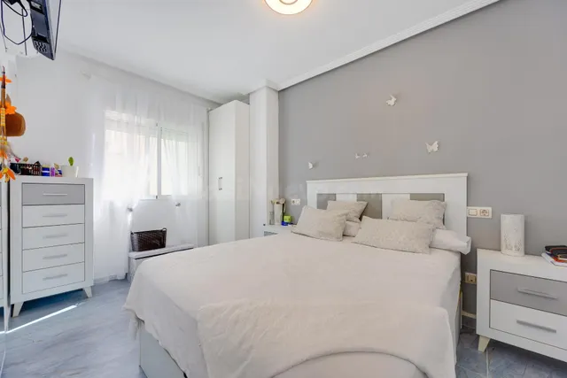 Bungalow planta alta reformado, en residencial con piscina comunitaria — 4