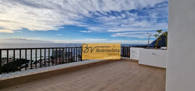 Renovated Duplex Penthouse with Sea & Cliff Views – Los Giga